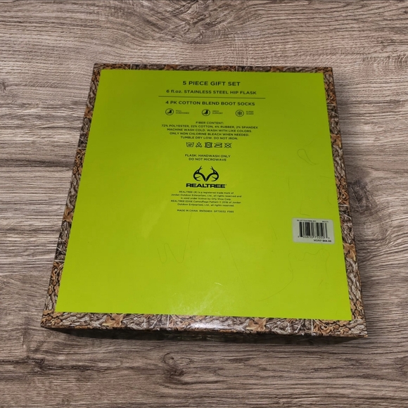 Realtree  5PC GIFT SET  (1) Flask &  (1) 4pk Boot Socks (SEE PIC) - Picture 3 of 3